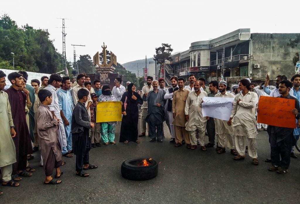 Civil society members take to the street against prolonged power outages