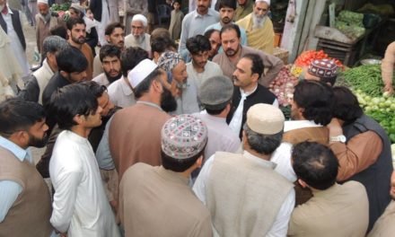 سوات :ایم پی اے فضل حکیم نے گرین چوک مینگورہ میں ریڑھی بانوں اور سبزی فروشوں کی شکایات کا ازالہ کردیا
