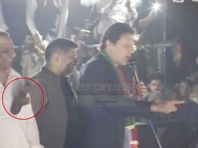 عمران خان کے خطاب کے دوران جوتا اچھال دیا گیا