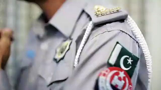 سوات :مثالی پولیس کے مثالی کارنامے جاری مینگورہ شہر میں  غریب رکشہ ڈرائیور پر سرعام تشدد ،کپڑے پھاڑکر دفتر میں بند کردیا