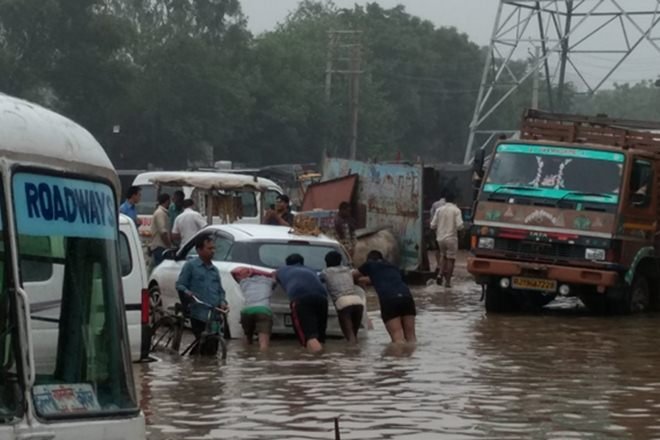 ناقص میٹرئیل کی استعمال سے کلوٹ ٹوٹنے سے سڑک بند گاڑیوں کی لمبی قطاریں لگ گئی