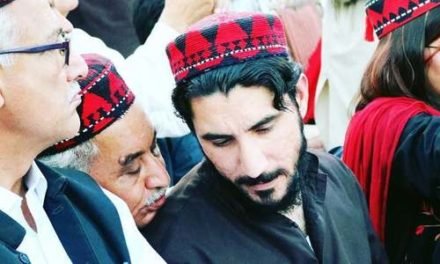 سوات میں پی ٹی ایم کے سینکڑوں کارکنوں کی ریلی29 اپریل کبل گراونڈ جلسے کےپمپلیٹ تقسیم