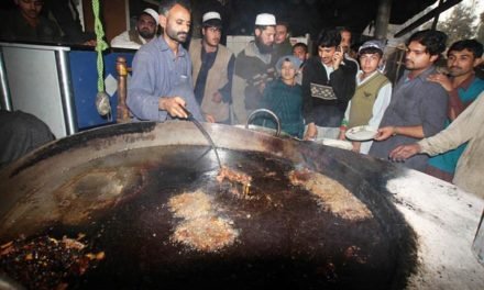 سوات اپریل میں شدید سردی لوگوں نے چپلی کباب کھانے کی لیے بازار کا رخ کرلیا