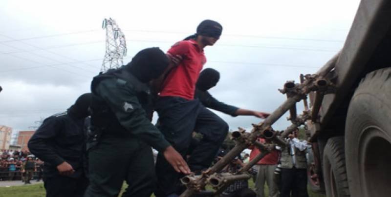 نوجوان شخص کو ایران میں کرین کے ذریعے سرعام پھانسی پر لٹکا دیا گیا