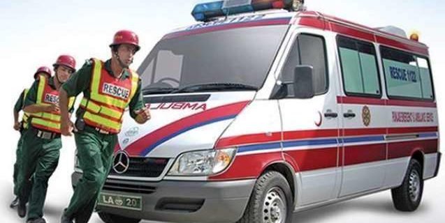 سوات میں ریسکیو اہلکاروں نے جان کی بازی لگا کر 5کتوں کو بچا لیا