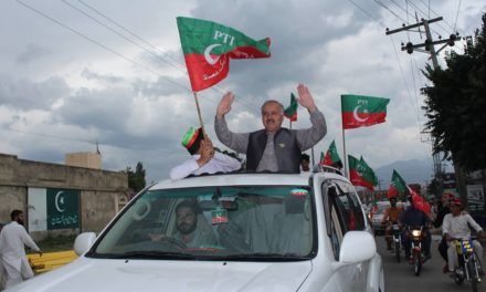سوات پی ٹی آئی پارٹی کے ذمہ داران نے آپس کے اختلافات ختم کرنے کے لئے ثالث کا کردار اداکرنے کی پیشکش کردی 
