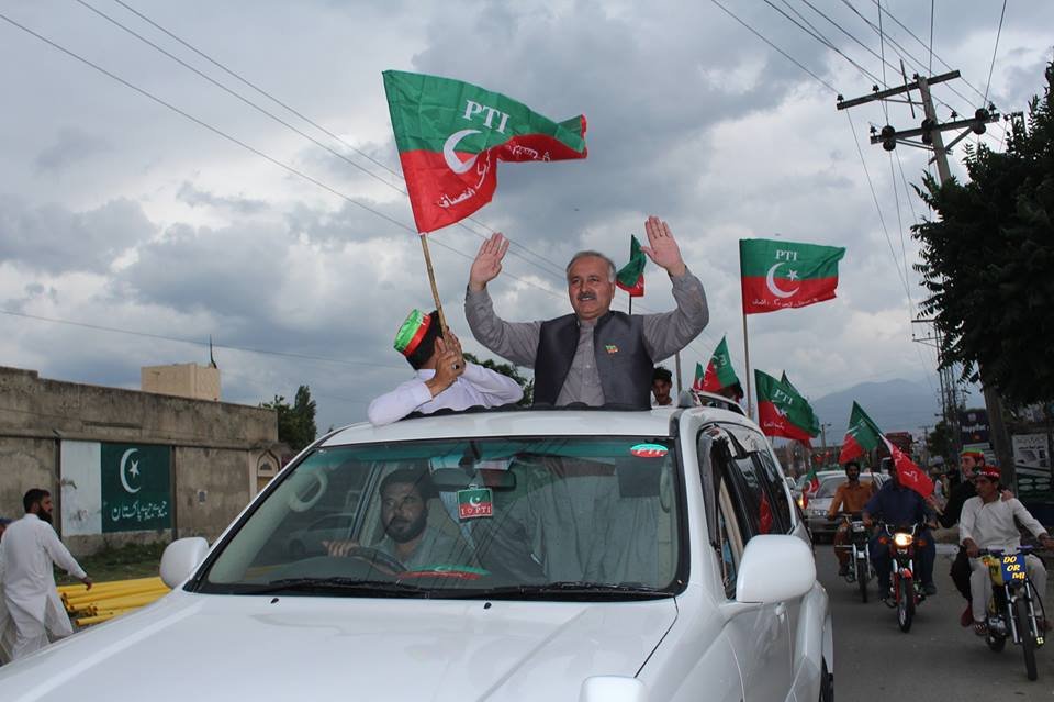 سوات پی ٹی آئی پارٹی کے ذمہ داران نے آپس کے اختلافات ختم کرنے کے لئے ثالث کا کردار اداکرنے کی پیشکش کردی 