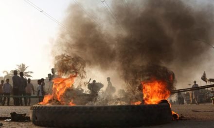 شانگلہ کے ہزاروں لوگوں نےسڑک کی عدم تعمیر کیخلاف سوات بشام سڑک بندکردیا