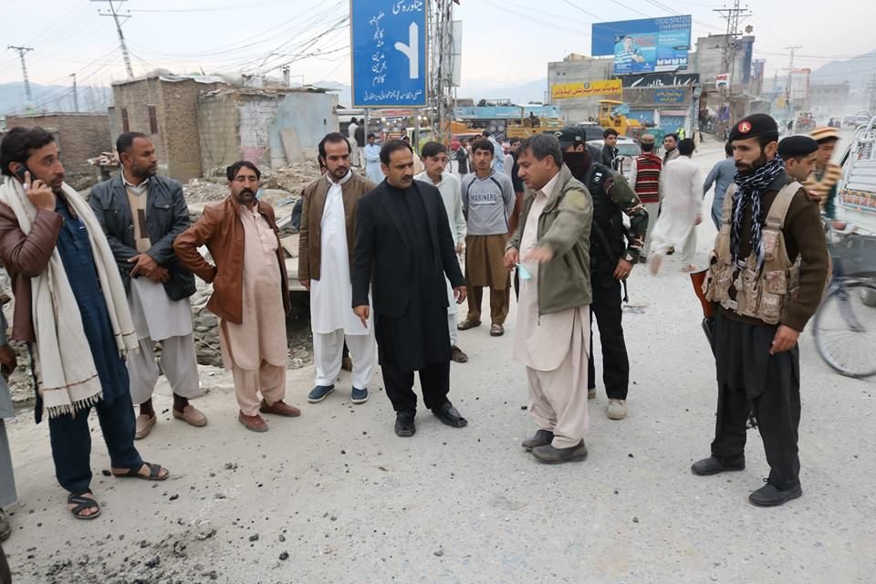 تین دن کا ڈیڈلائن ختم قمبر تا مینگورہ جی ٹی روڈ پر آج رات 9 بجے تارکول بچھانے کا شروع ہوگا