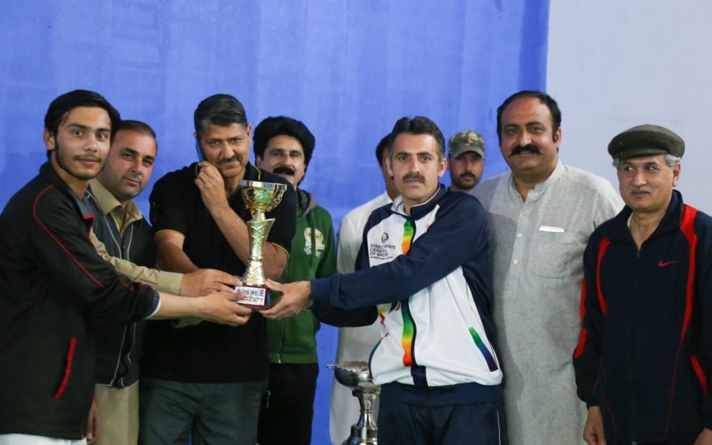 سوات ابھرتے ہوئے کھلاڑی عبدالباسط نے  ڈسٹرکٹ ناظم سپورٹس گالا میں بیڈمنٹن چمپین شپ جیت لی