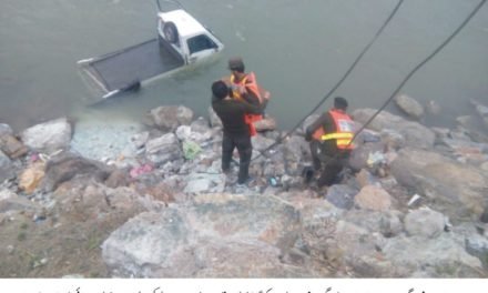 فضاگٹ میں گاڑی دریائے سوات میں جاگری،ایک شخص جاں بحق ،ایک کو زندہ بچا لیا گیا