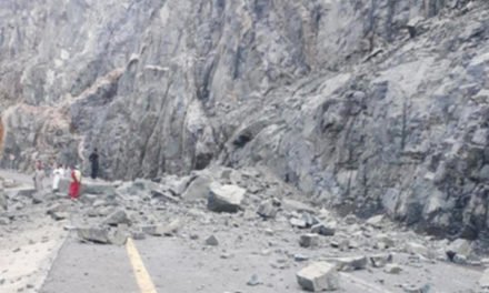 کڑاکڑ میں پہاڑ سے بڑا پتھر فلائنگ کوچ پر گرگیا ۔ چار افراد شدید زخمی ۔