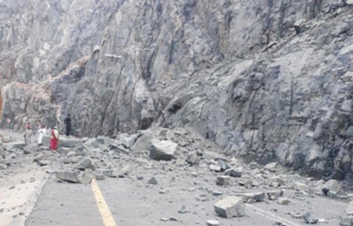 کڑاکڑ میں پہاڑ سے بڑا پتھر فلائنگ کوچ پر گرگیا ۔ چار افراد شدید زخمی ۔