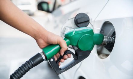 عید پر حکومت کی جانب سے عوام کو مہنگائی کا ایک اور تحفہ ،پیٹرولیم قیمتوں میں 12 روپے  لیٹر اضافے کا امکان