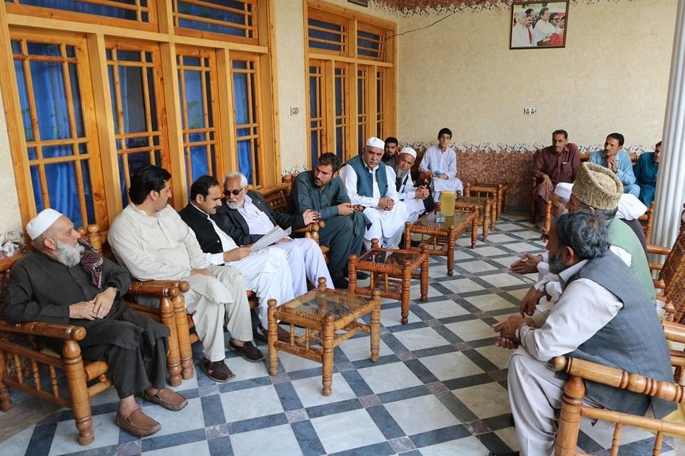 سرکاری محکموں کے افسران پاکستان تحریک انصاف کی حکومت میں عوام کو جواب دہ ہیں،فضل حکیم