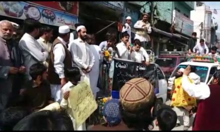 کالام روڈ پر جاری کام میں ناقص میٹریل کے استعمال اورسی پیک سے ہٹانے پر مینگورہ میں سخت احتجاج