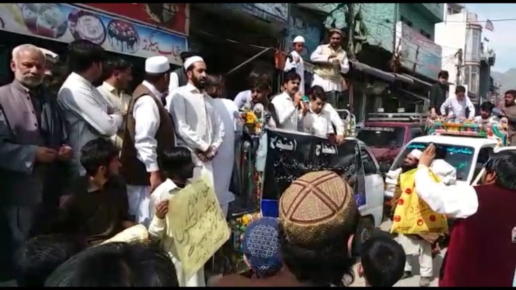 کالام روڈ پر جاری کام میں ناقص میٹریل کے استعمال اورسی پیک سے ہٹانے پر مینگورہ میں سخت احتجاج