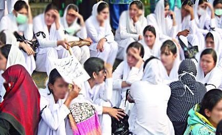 خیبر پختونخوا ڈاکٹرز  کے بعد اب ینگ نرسوں نے بھی اپنے مطالبات کے حق میں علامتی احتجاج شروع کردیا