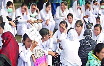 خیبر پختونخوا ڈاکٹرز کے بعد اب ینگ نرسوں نے بھی اپنے مطالبات کے حق میں علامتی احتجاج شروع کردیا