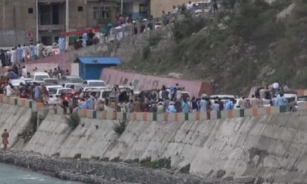 سیاحتی علاقہ مدین میں ”ٹورسٹ انٹری فیس“ کے نام پر لوٹ مار سے سیاح اور عام لوگ سخت مشکلات سے دو چار