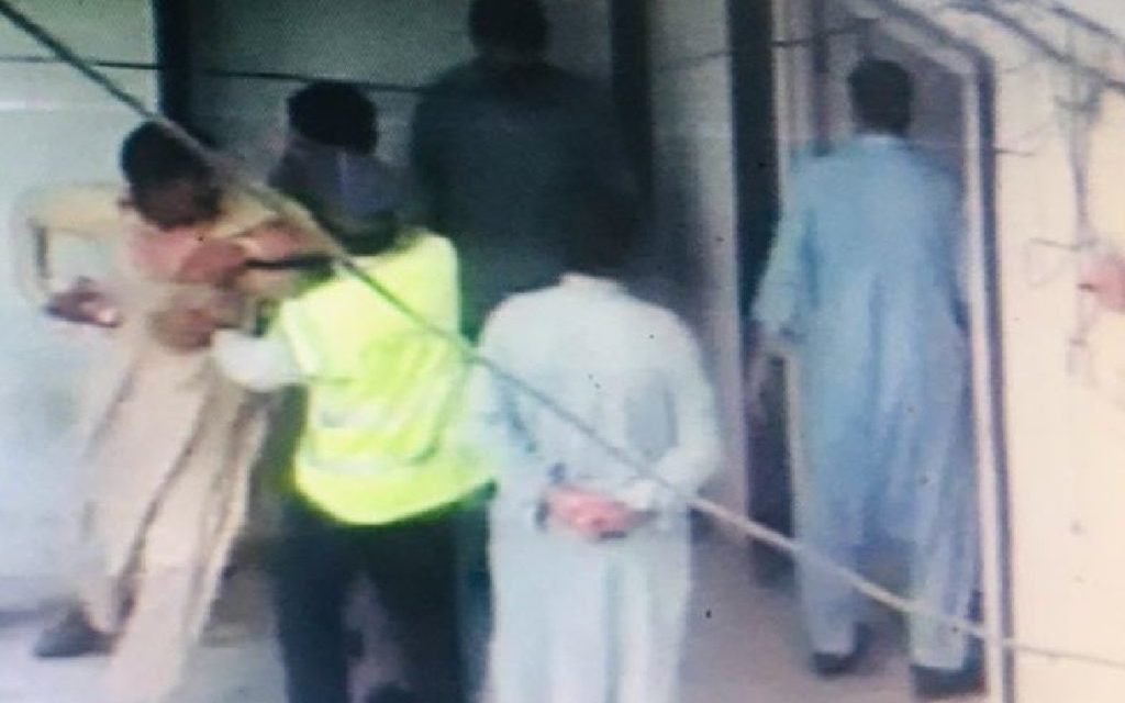 ماہِ رمضان میں سوات پولیس کے اہلکاروں کو روزہ لگ گیا،غریب رکشہ ڈرائیور پر تشدد
