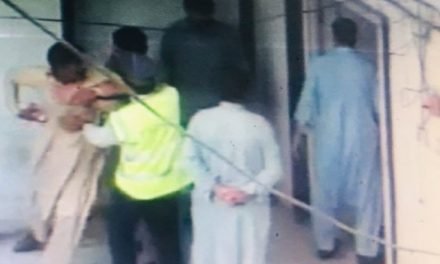 ماہِ رمضان میں سوات پولیس کے اہلکاروں کو روزہ لگ گیا،غریب رکشہ ڈرائیور پر تشدد