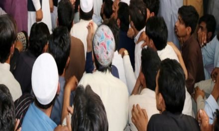 مینگورہ میں انتظامیہ کے خلاف سینکڑوں ہتھ ریڑیوں کے مزدورں کا احتجاجی مظاہرہ