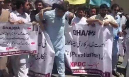 سوات میں ڈاکٹروں کی احتجاج میں شدت آگئی، سیاسی جماعتوں، سول سوسائٹی کا بھی ڈاکٹر کی حمایت کا اعلان