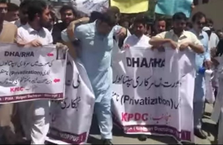 سوات میں ڈاکٹروں کی احتجاج میں شدت آگئی، سیاسی جماعتوں، سول سوسائٹی کا بھی ڈاکٹر کی حمایت کا اعلان