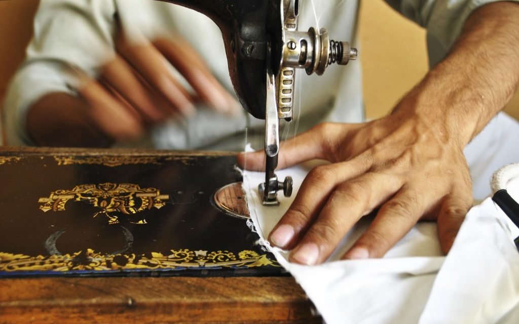 سوات میں ٹیلرز کیلئے کپڑوں کی سلائی کا نیا نرخنامہ جاری، سرکاری قیمتوں سے تجاوز کرنے والوں کیخلاف کارروائی ہوگی