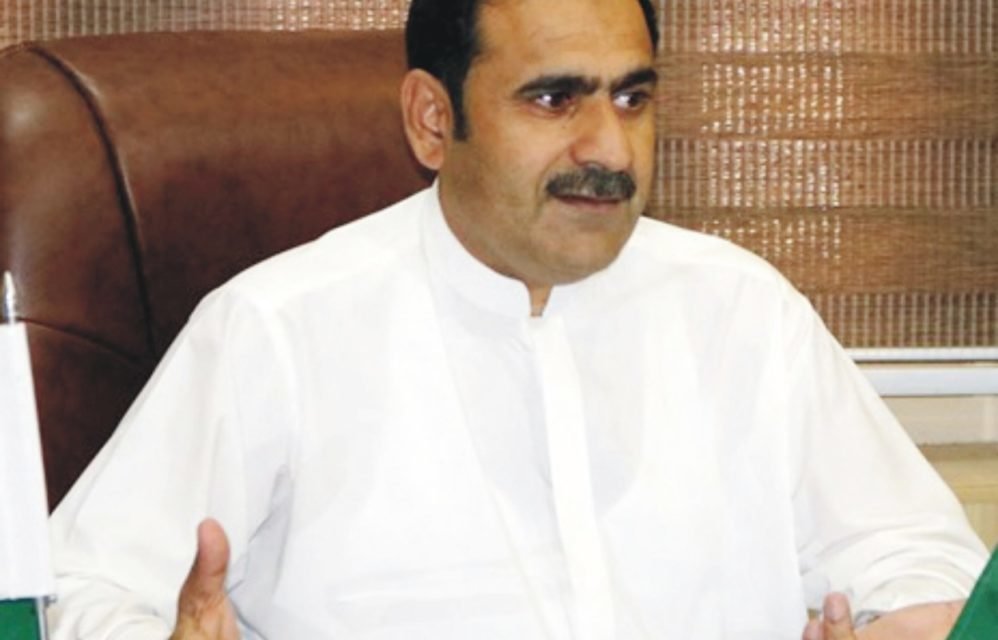 مولانااپنی ذاتی مفادات کیلئے ملک بھرمیں شاہراوں کو بند کرکے انتشار پیدا کررہے ہیں۔۔فضل حکیم