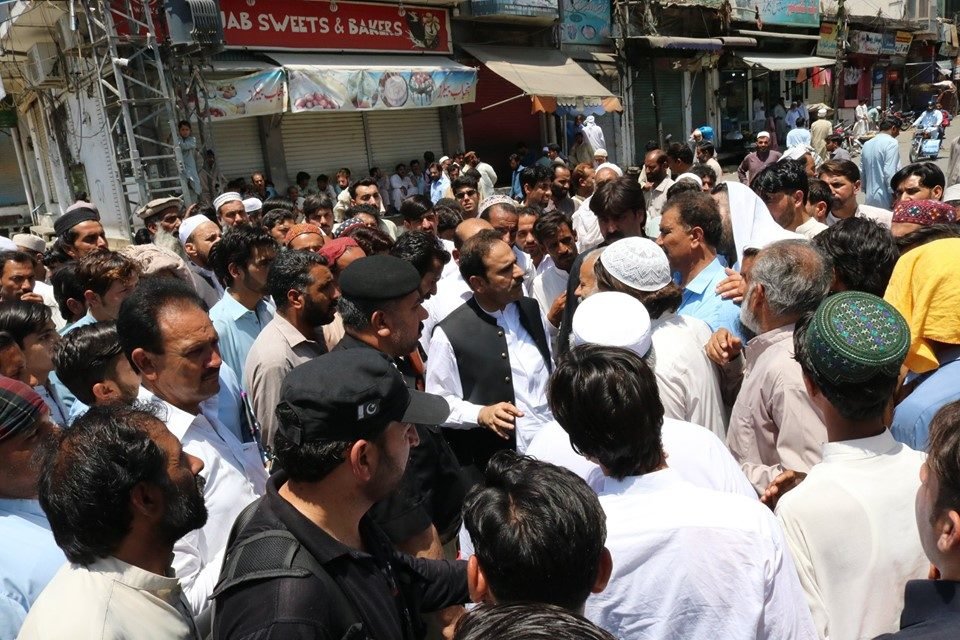 جو کوئی بھی غیر قانونی طور پر رکشہ چلائے گا ان کے خلاف کارروائی ہوگی،فضل حکیم