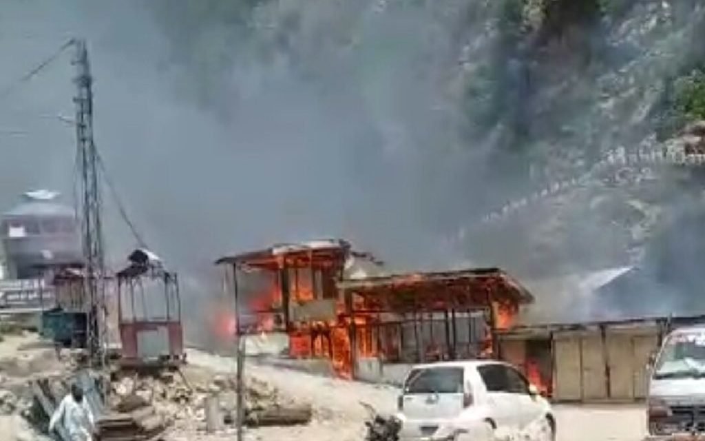 سوات علاقہ بحرین کے ایک مقامی  ہوٹل میں آگ بھڑک اٹھی،لاکھوں کا نقصان