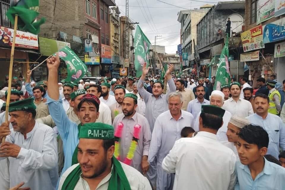 سوات لیگی کارکن مہنگائی کیخلاف سڑکوں پر نشاط چوک میں سخت احتجاجی مظاہرہ،
