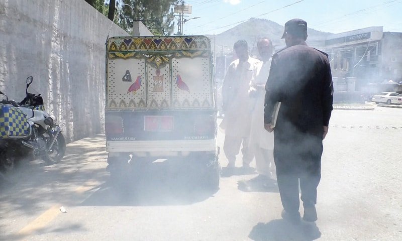 مینگورہ شہر میں آلودگی پیدا کرنے والے گاڑیوں کیخلاف کریک ڈاون شروع،30 رکشوں کو جرمانہ