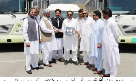 سوات یونیورسٹی طلبہ وطالبات کیلئے  ہائی ایس اور  بسوں کی چابیاں  وائس چانسلر کے حوالے