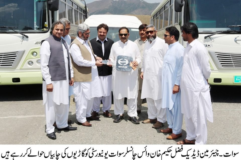 سوات یونیورسٹی طلبہ وطالبات کیلئے ہائی ایس اور بسوں کی چابیاں وائس چانسلر کے حوالے