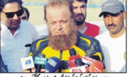 مینگورہ،گراسی گراونڈ میں سلطان گولڈن نے گاڑی کو تیز ترین ریورس میں چلا کر عالمی ریکارڈ قائم کردیا