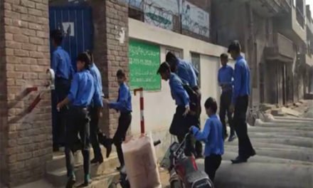 سوات، تعمیراتی مٹیریل سکول کے ننھے بچوں کے ذریعے لانے پر ہیڈ ماسٹر کے خلاف فوری کاروائی کی ہدایت