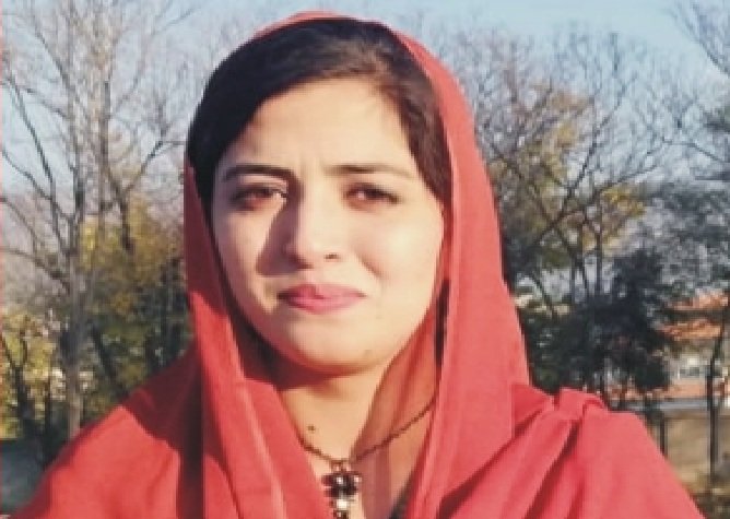 سوات سے تعلق رکھنی والی پہلی واحد خاتون صحافی شائستہ حکیم تحقیقاتی رپورٹ کے لئے منتخب