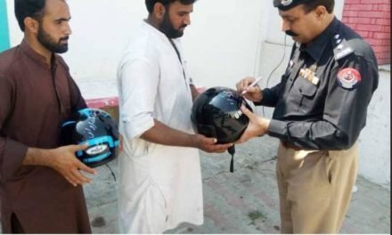موٹر سائیکل سوار ہیلمٹ کا استعمال یقینی بنا کر اپنی اور دوسروں کی قیمتی زندگیاں بچائیں۔سوات پولیس آفیسر