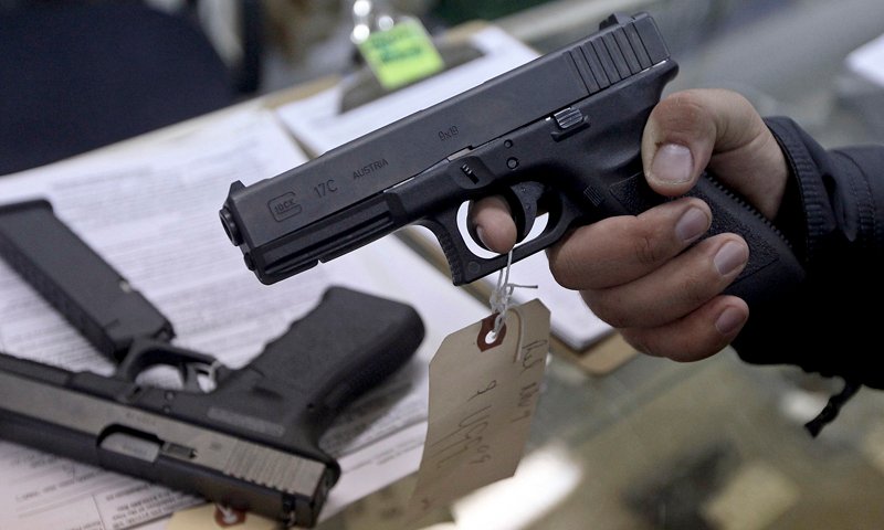 وزارت داخلہ نے آٹو میٹک اسلحہ لائسنس پر عائد پابندی ختم کر دی