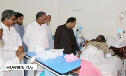 ڈیڈک چیئر مین فضل حکیم کا سیدو ہسپتال میں ڈینگی  مریضوں کی عیادت،ناقص صفائی کے صورت حال پر بر ہم