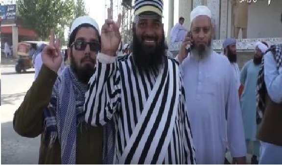سوات،ضلع انتظامیہ کی بھرپو ر مخالفت کے باوجود سوات سے سینکڑوں گاڑیوں کا قافلہ آزادی مارچ کے لئے اسلام اباد روانہ