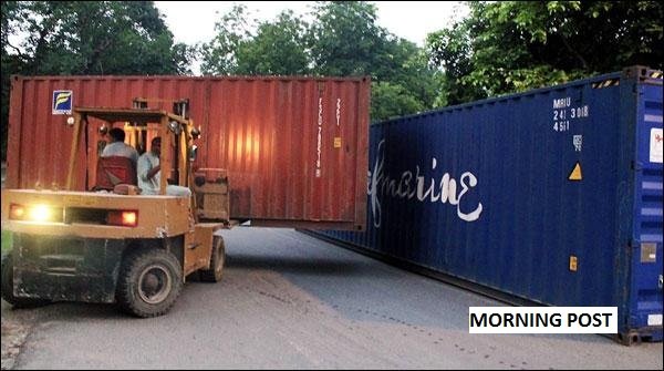 سوات میں آزادی مارچ کے شرکا کو روکنے کے لیے کنٹینرز لنڈاکی مقام شموزئی پل پہنچا دیے گئے۔