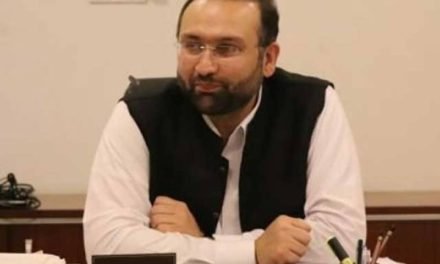 خیبرپختونخوا، ہڑتالی ڈاکٹرز باز نہ آئے تو انہیں نوکریوں سے فارغ کردیا جائے گا،وزیرصحت