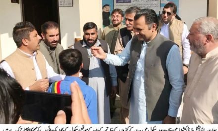 اے ڈی سی سوات کا سکول کے بچوں کو دوائی کھلاکر پیٹ سے کیڑوں کے خاتمہ مہم کا آغاز