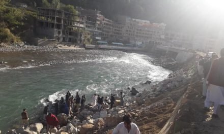 آفسوس ناک خبر ، بحرین سےگورنمنٹ مدین کالج جاتی ہوئی گاڑی دریائے سوات میں گرگئی،7 افراد شدید زخمی