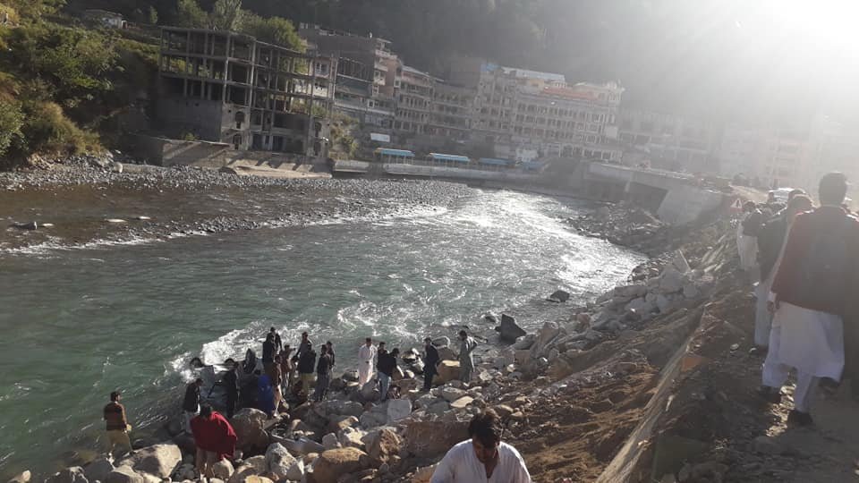 آفسوس ناک خبر ، بحرین سےگورنمنٹ مدین کالج جاتی ہوئی گاڑی دریائے سوات میں گرگئی،7 افراد شدید زخمی