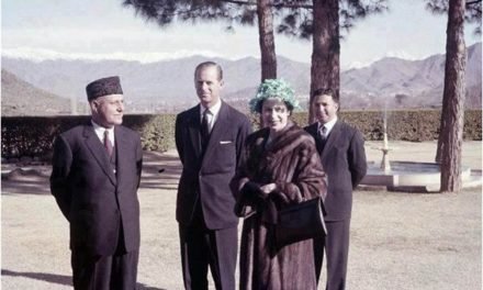 ملکہ الزبتھ دوم 1961 میں سوات کا  دورہ، لنڈاکے سے مرغزار تک علاقے کو رنگا رنگ جھنڈیوں سے سجایا گیا